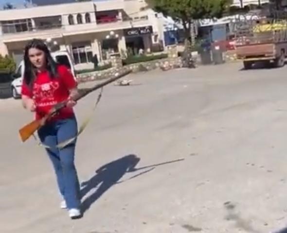 بالفيديو .. تجردت من الرحمة في نهار رمضان .. لبنانية تطلق النار علي كلب وتقتله بدم بارد