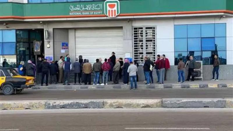 انتظار العملاء أمام البنك الأهلي