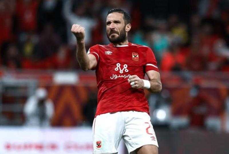 علي معلول ينشر صوره برفقة زوجته وعائلته.. ويحتفل بوز الأهلي بالدوري
