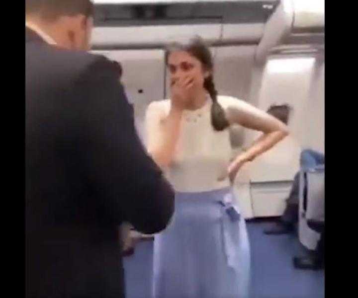 فيديو لطيار لبناني يطلب الزواج من فتاة علي متن الطائرة يحصد ملايين المشاهدات