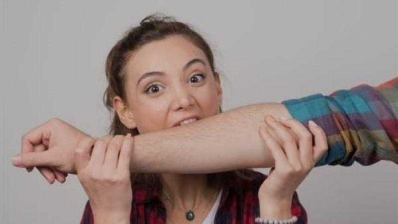 الزوجة المفترية.. أكلت قطعة من كتف زوجها بسبب رفضه الذهاب للمصيف بمرسى مطروح