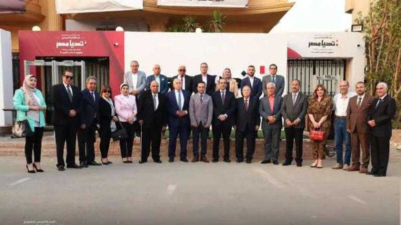 وفد من اتحاد جمعيات ومؤسسات المستثمرين في زيارة لحملة المرشح الرئاسي عبد الفتاح السيسي