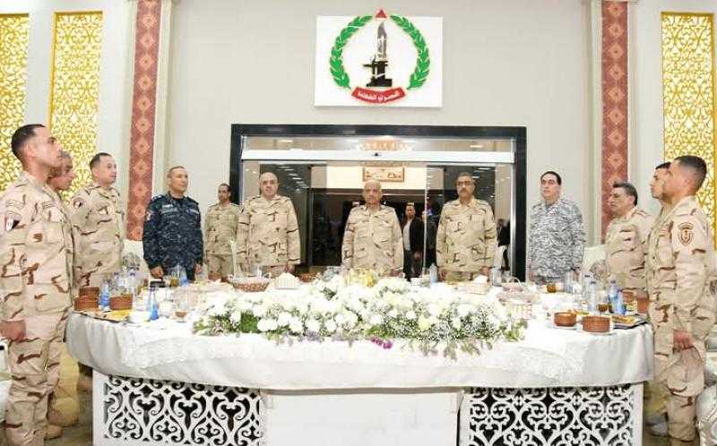 وزير الدفاع يشارك مقاتلى الجيش الثانى الميدانى تناول وجبة الإفطار